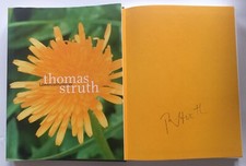 Thomas Struth signiert Katalog