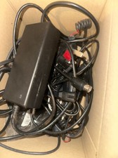 Karton mit alten Kabeln