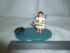 Engel mit Kerzenhalter