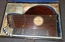 antike Zither im Koffer