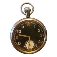 Eine Schweizer Taschenuhr aus dem Zweiten Weltkrieg für die britische Armee funktioniert