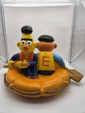 XL große original Ernie & Bert Figur aus der Sesamstraße im Schlauchboot H 43 cm