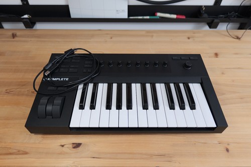Komplete kontrol a25 midi - kontrol,