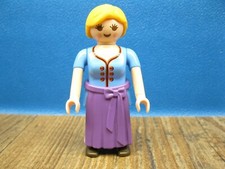 Frau Dirndl Alm Bauernhof