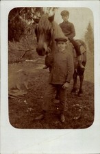 Foto Ak Zwei Kinder, Junge auf Pferd reitend - 4244993