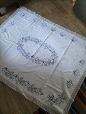 Aus Omas Wäschetruhe Tischdecke bestickt blaugrau Spitzenborte 125x160cm