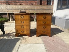 Ein Paar antike Nachttische