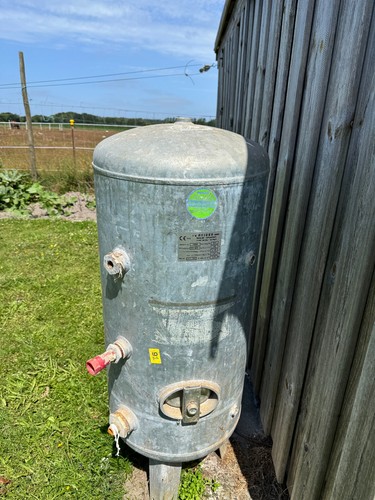 Wasserknecht und druckkessel - wasserknecht,