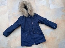 Blaue Winterjacke der Marke