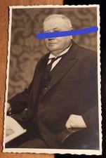 sitzender Mann / Foto Erich Angenendt Dortmund