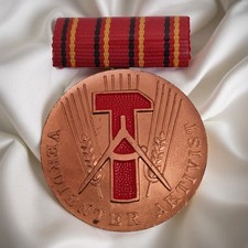 DDR Medaille Verdienter Aktivist mit Band Rot Bronze Abzeichen Orden Sammler