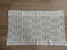 Gehäkelte Scheibengardine