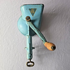 Alte Käsereibe, Kartoffel- Gemüsereibe, Marke "Küchen Perle", Gusseisen, 1940/50