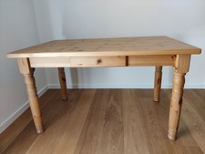 Esstisch Massivholz geölt mit gedrechselten Tischbeinen und Schublade