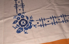 Alte Leinen Tischdecke Tafeltuch handbestickt blaue Stickerei 150 x 135 cm 13684