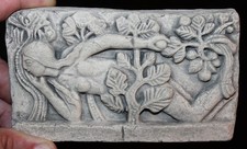 Eve, Relief vom Bildhauer