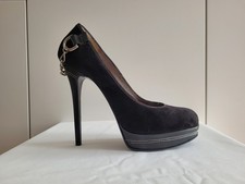 Plateaupumps aus Wildleder von