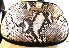 Handtasche in Schwarz mit Schlangenmuster und längen verstellbaren  Gurt