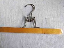 Alter Hosenbügel Holz lackiert Kippöffnung Hosenhalter mit Filzbelag 28 cm