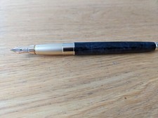 PELIKAN Celebry P580, Patronenfüller schwarz marmoriert, 14C Feder mit Gravur