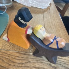 Holztiger Krippe mit Kind und Hirte