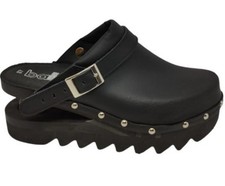 Geschlossener Sockel mit Feder