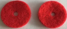 Zwei Nähmaschinen rote Spule