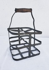 alter Eisen  Flaschenkorb mit 4 Flaschenfächern und Holz Griff aus Frankreich.
