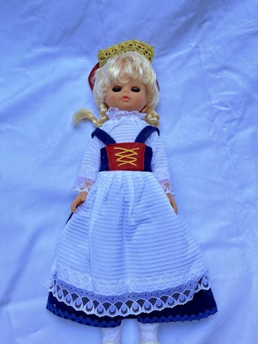 Modepuppe blond gelockt - , zöpfe