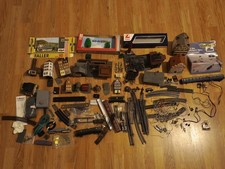 KONVOLUT EISENBAHN WAGEN HÄUSER EISENBAHNZUBEHÖR BÄUME KABEL ETC. BASTLERWARE 