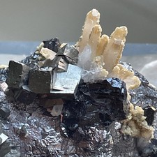 Arsenopyrit + Quarz + Dolomit