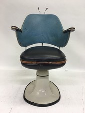 Antiker Friseurstuhl und eine originale Sitzauflage für Kinder um 1955 Vintage