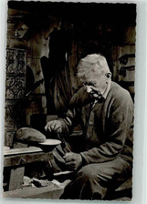 39905267 - 7821 Bernau Alter Holzschnitzer an der Werkbank Schreiner /