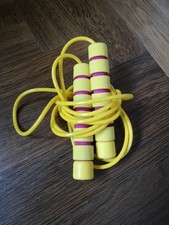 Kinder Kunststoff Springseil gelb, max. ca. 2,35 m lang inkl. Holz Griff 