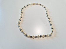 Perlenkette mit blauen - , und