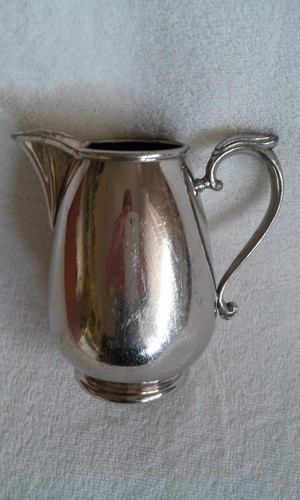Sahne oder milchkännchen mit - sahne-oder,