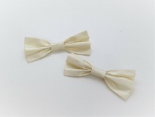 2 Cremefarbene Schleifen klein