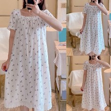 Süßes geblümtes Nachthemd