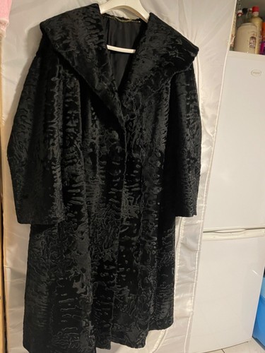 Schwarzer breitschwanzmantel - schwarzer,