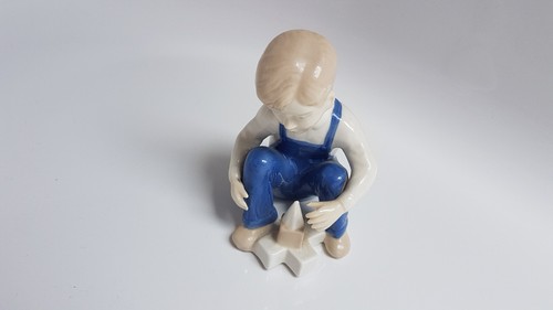 Porzellanfigur junge spielend - porzellanfigur,