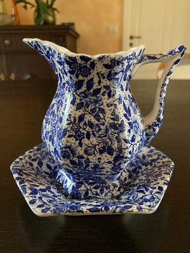 Kleiner krug mit - krug, und