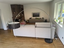 Moderne Stehlampe gebogen, großer Lampenschirm & Marmorfuß fürs Wohnzimmer