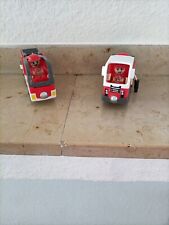 BRIO Holzeisenbahn kompatibel - 2 Feuerwehrautos,2 Figuren , 2 Feuerlöscher