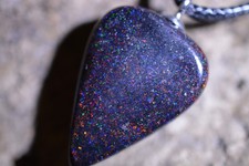 19ct 24x18x6 Mostly Red&Blue Galaxy Black Basalt Matrix Opal Kette Honduras gem