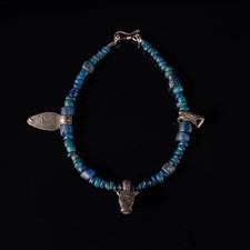 Armband mit silbernem Stieranhänger und Glasperlen aus dem römischen Reich