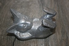 Metall Katze liegend