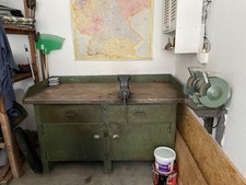 Massive Werkbank. aus Metall inkl. Schraubstock