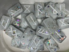 Runenzauber – handgemachte Runensteine aus Epoxidharz | nordische Symbole 
