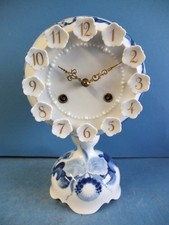 Seltene Tischuhr, Porzellan