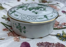 Kleine Porzellandose mit Deckel, Label: Meissener Handbemalt G. Dürig